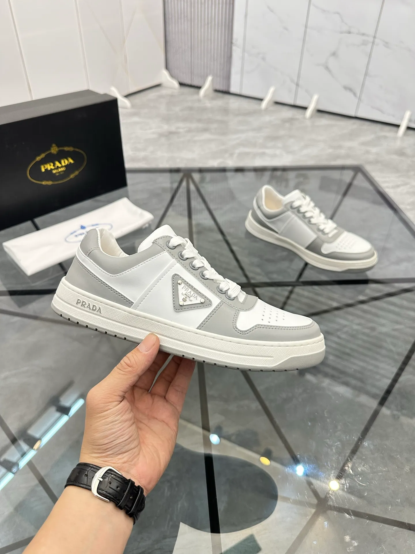 Men's shoes: 💰P400¥ Product trademark: Prada *"Prada*" low-top casual shoes Regular size: 38-44 (can be customized to 45) Product materials: imported cowhide upper, sheepskin lining, original outsole. Number: 020